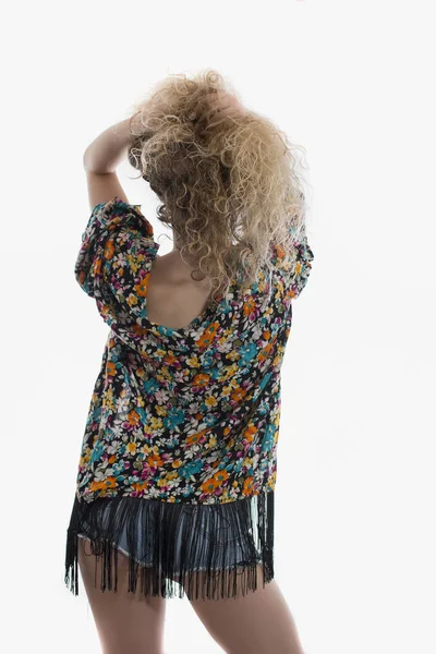 Kadın Kıvırcık Saçlı Kot Pantolon Beyaz Arka Plan Üzerinde Poz — Stok fotoğraf