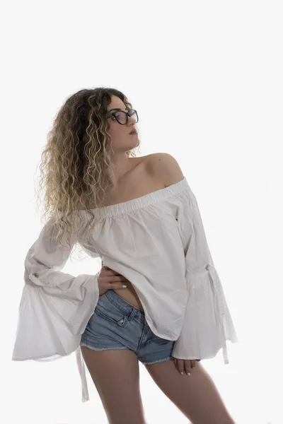 Mujer Con Pelo Rizado Vestida Con Jeans Camisa Blanca Posando — Foto de Stock