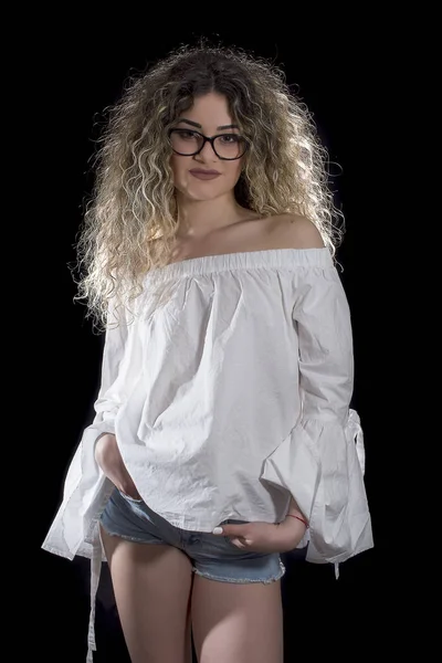 Mujer Con Pelo Rizado Vestida Con Jeans Camisa Blanca Posando — Foto de Stock