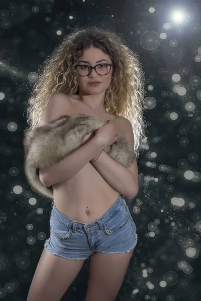 Vrouw Met Krullend Haar Poseren Jeans Fox Bont Zwarte Achtergrond — Stockfoto