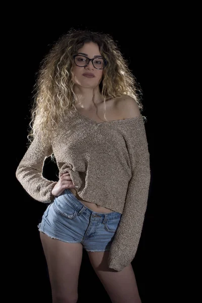 Vrouw Met Krullend Haar Poseren Spijkerbroek Blouse Zwarte Achtergrond — Stockfoto