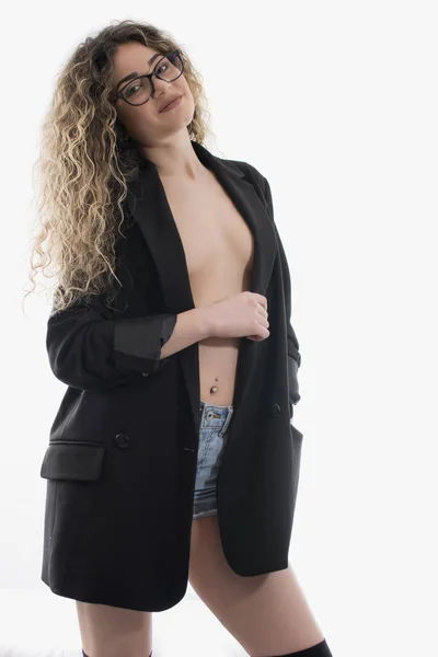 Mulher Com Cabelo Encaracolado Vestido Jeans Casaco Preto Posando Fundo — Fotografia de Stock