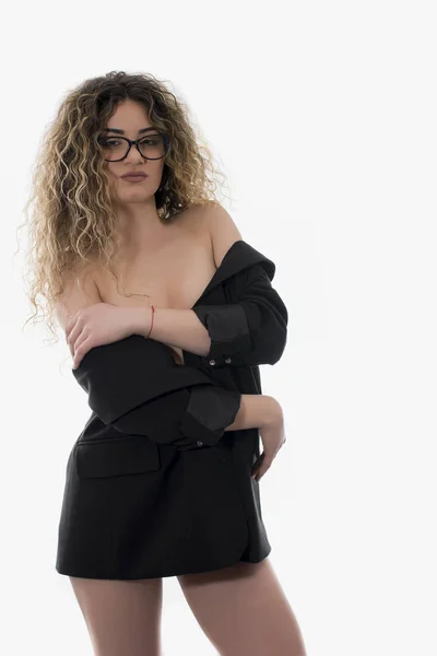 Mulher Com Cabelo Encaracolado Vestido Jeans Casaco Preto Posando Fundo — Fotografia de Stock