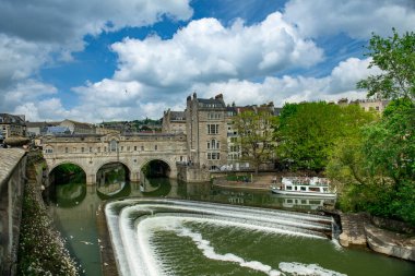 Bath, İngiltere 'deki Avon Nehri ve Pulteney Köprüsü