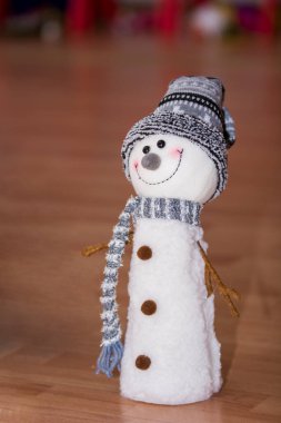 Mutlu kardan adam, kahverengi masada izole edilmiş Noel süslemesi.