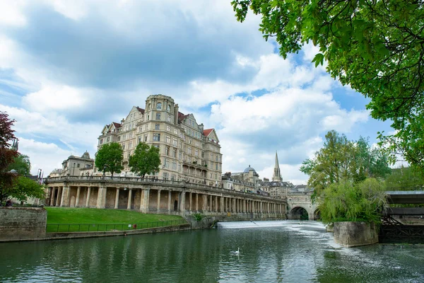 Bath, İngiltere 'deki Avon Nehri ve Pulteney Köprüsü