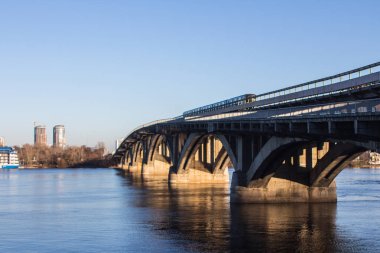 Kiev Dnipro nehri geçip metro Köprüsü. Ukrayna