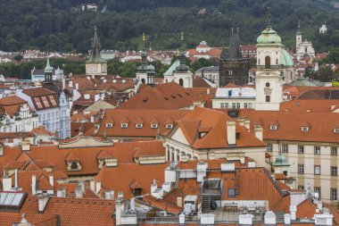 Prag eski şehir yüksek noktadan görünümünü. Kırmızı çatılar, tarihi mimari. Çek Cumhuriyeti