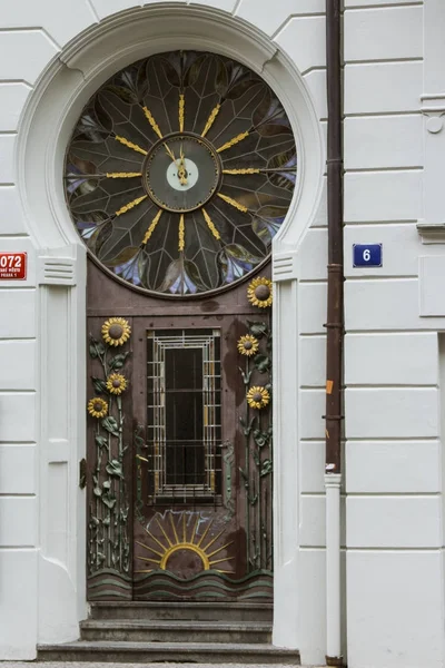 Una Antigua Puerta Reloj Una Antigua Casa Casco Antiguo Praga — Foto de Stock