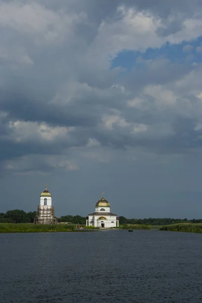 Vista Iglesia Isla Medio Del Río Dnipro Lejos Ciudad Rzhyshchiv — Foto de Stock