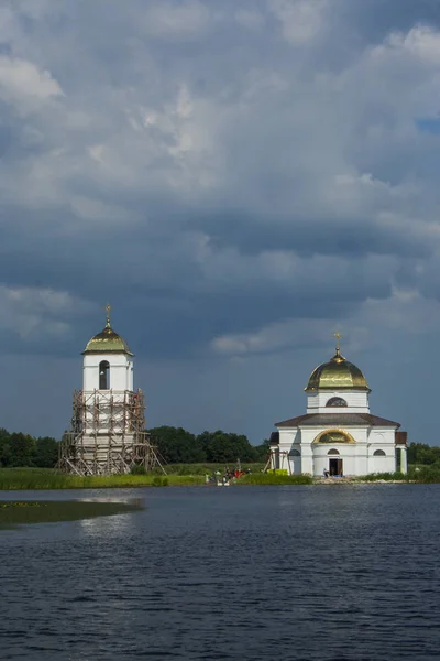 Vista Iglesia Isla Medio Del Río Dnipro Lejos Ciudad Rzhyshchiv — Foto de Stock