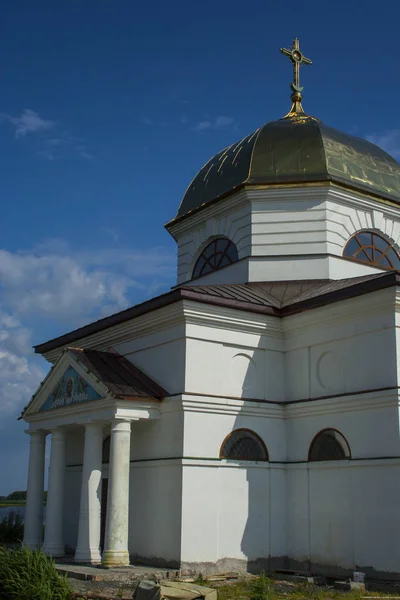 Çok Uzak Olmayan Rzhyshchiv Şehir Dnipro Nehrin Ortasında Adanın Kilisesi — Stok fotoğraf