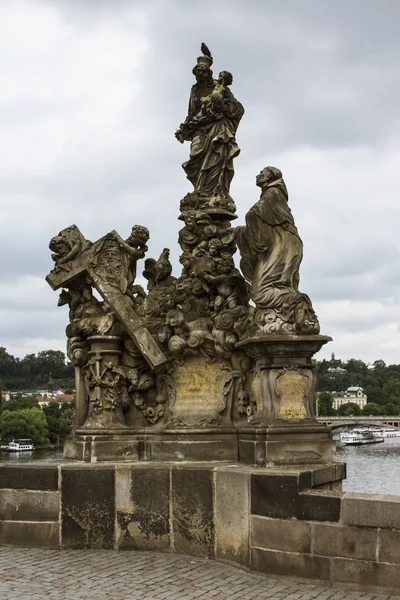 Древние Скульптуры Карловом Мосту Праге Чехия — стоковое фото