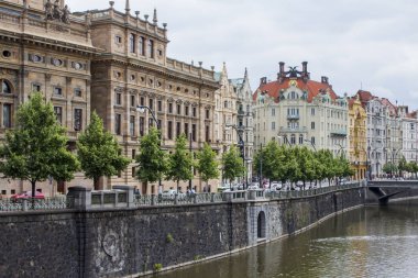 Vltava Nehri Rıhtımlar üzerinde görüntüleyin. Prag Çek Cumhuriyeti