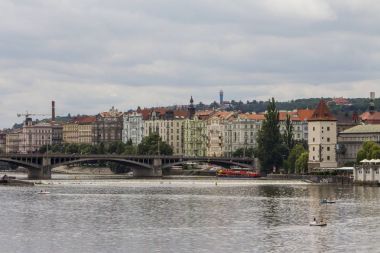Vltava Nehri Rıhtımlar üzerinde görüntüleyin. Prag Çek Cumhuriyeti