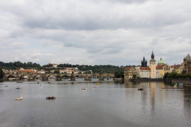 Vltava Nehri Rıhtımlar üzerinde görüntüleyin. Prag Çek Cumhuriyeti