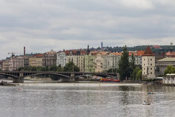 Weergeven Aan Waterkant Van Rivier Moldau Praag Tsjechië — Stockfoto