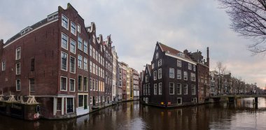 Tarihi binaları, eski şehir Amsterdam kanalları üzerinden. Hollanda