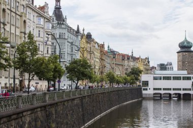 Vltava Nehri Rıhtımlar üzerinde görüntüleyin. Prag Çek Cumhuriyeti