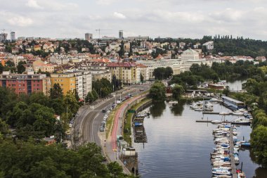Yüksek bir noktada Prag'dan görünümünü. Çek Cumhuriyeti