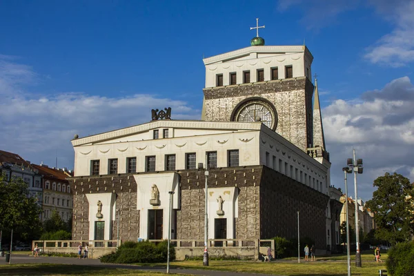 最も神聖な心の私たちの主の教会は プラハのヴィノフラディ地区にローマ カトリック教会です チェコ共和国 — ストック写真