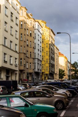 Prag eski şehir batımında sokakta. Çek Cumhuriyeti