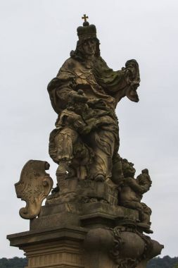 Prag'daki Charles Köprüsü, antik heykeller. Çek Cumhuriyeti