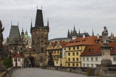 Prag'daki Charles Köprüsü Mal Strana köprü kuleye. Çekçe