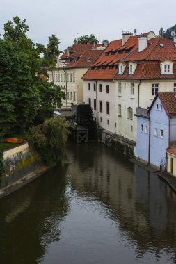Eski evleri Prag'da Vltava Nehri üzerinde. Çek Cumhuriyeti