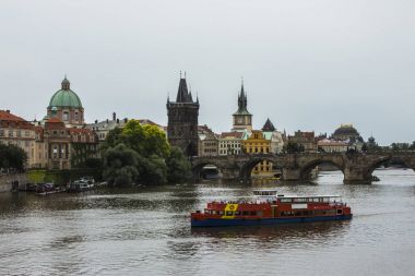 Prag 'daki Charles Köprüsü manzarası. Çek Cumhuriyeti