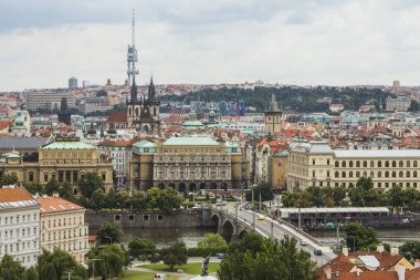 Prag eski şehir yüksek noktadan görünümünü. Kırmızı çatılar, tarihi mimari. Çek Cumhuriyeti