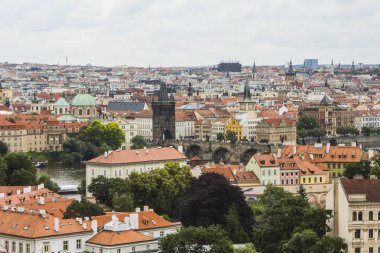 Prag eski şehir yüksek noktadan görünümünü. Kırmızı çatılar, tarihi mimari. Çek Cumhuriyeti