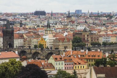 Prag eski şehir yüksek noktadan görünümünü. Kırmızı çatılar, tarihi mimari. Çek Cumhuriyeti