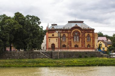 Eski sinagog Uzhhorod şehir içinde nehir kıyısında. Ukrayna