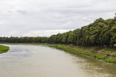 Bulutlu havalarda Uzh nehir manzarası. Uzhhorod. Ukrayna