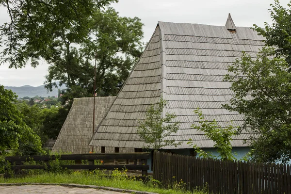 Traditionelles Dorf Historisches Gebäude Der Westukraine Das Dach Mit Holzziegeln — Stockfoto