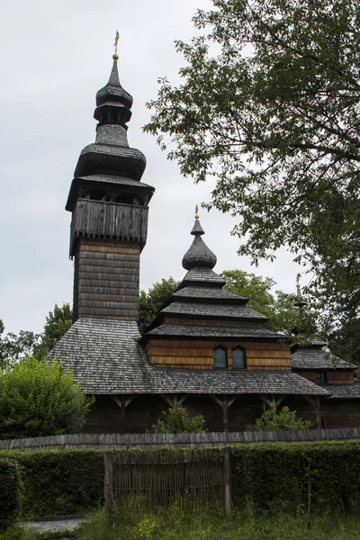 美丽的老木教堂在 Uzhhorod 乌克兰 — 图库照片