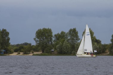 Yelkenli yat Dnipro Kiev su alanında nehrinde. Ukrayna