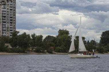 Yelkenli yat Dnipro nehre Kiev uyku bölge üzerinde. Ukrayna