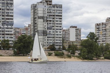 Yelkenli yat Dnipro nehre Kiev uyku bölge üzerinde. Ukrayna