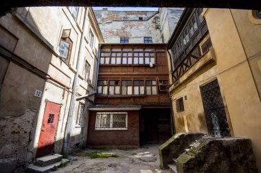 Lviv Merkezi eski bir binanın avlu. Ukrayna