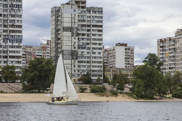Yelkenli yat Dnipro nehre Kiev uyku bölge üzerinde. Ukrayna
