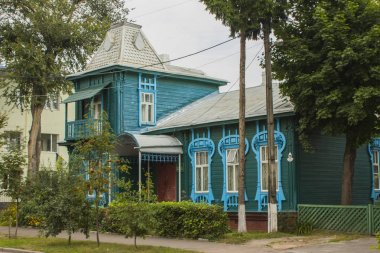 Bir güzel mavi ahşap ev Chernihiv, sokakta. Ukrayna