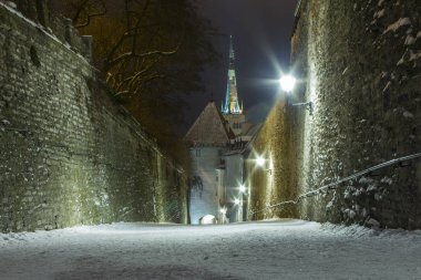 Tallinn 'in Eski Kasabası' nda dar bir sokakta. Estonya