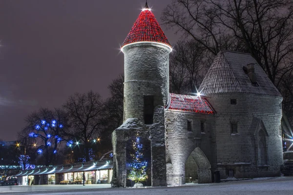 Vera Kapısı, Tallinn 'deki kış aydinlanmasinin tarihi bir kapisidir. Estonya