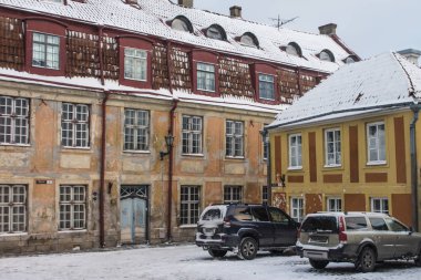 Kışın Tallinn 'in Eski Kasabası' nda tarihi bir ev. Estonya
