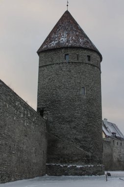 Kışın Old Town 'daki tarihi kule savunma kulesi. Estonya
