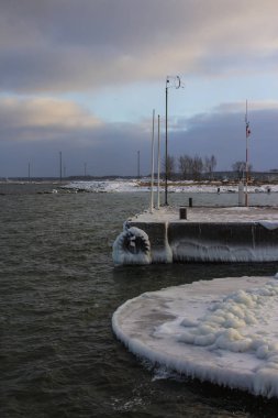 Tallinn 'de soğuk bir kış sabahında küçük bir feribot iskelesi. Estonya
