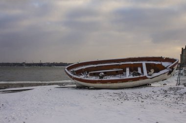 Tallinn 'deki Flight Harbor Müzesi' ndeki tarihi ahşap tekne. Estonya