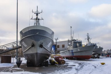 Eski savaş gemileri kışın Tallinn 'deki Denizcilik Müzesi' nin deniz uçağında. Estonya